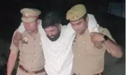 गाजियाबाद में 50 हजार के इनामी बदमाश के साथ पुलिस की मुठभेड़, दोनों पैरों में लगी गोली गाजियाबाद में 50 हजार के इनामी बदमाश के साथ पुलिस की मुठभेड़, दोनों पैरों में लगी गोली