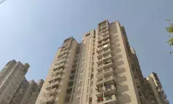 ग्रेटर नोएडा में सनसनी: मां पर चाकू से हमला करने के बाद युवक ने 5वीं मंजिल से लगाई छलांग, मौत