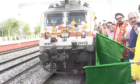हिमाचल के ऊना से कोलकाता तक सीधी ट्रेन शुरू, सांसद अनुराग ठाकुर ने दिखाई हरी झंडी हिमाचल के ऊना से कोलकाता तक सीधी ट्रेन शुरू, सांसद अनुराग ठाकुर ने दिखाई हरी झंडी
