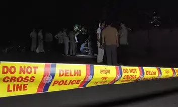 दिल्ली के पुष्प विहार में पुलिस ने मुठभेड़ के बाद तीन अपराधियों को किया गिरफ्तार