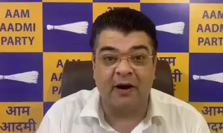 मृत और निलंबित जेई के तबादले पर एमसीडी घिरी, आप ने दिल्ली नगर निगम की कार्यशैली पर उठाए सवाल मृत और निलंबित जेई के तबादले पर एमसीडी घिरी, आप ने दिल्ली नगर निगम की कार्यशैली पर उठाए सवाल