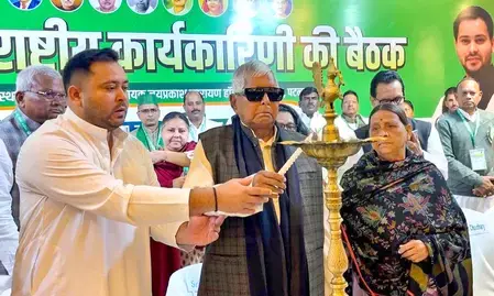 राबड़ी और लालू प्रसाद की सुरक्षा हटाए जाने पर विपक्ष ने सरकार की आलोचना की, एनडीए ने कहा - यह स्टेटस सिंबल नहीं है राबड़ी और लालू प्रसाद की सुरक्षा हटाए जाने पर विपक्ष ने सरकार की आलोचना की, एनडीए ने कहा - यह स्टेटस सिंबल नहीं है