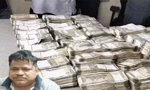 ओडिशा के सरकारी इंजीनियर के कई ठिकानों पर छापेमारी, 5 इमारतें, 14 प्लॉट और 2 करोड़ से ज्यादा नकदी बरामद ओडिशा के सरकारी इंजीनियर के कई ठिकानों पर छापेमारी, 5 इमारतें, 14 प्लॉट और 2 करोड़ से ज्यादा नकदी बरामद