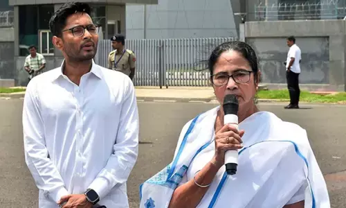 संसद में भी बढ़ी तृणमूल की चिंता, ममता बनर्जी ने अभिषेक को आनन-फानन में भेजा दिल्ली संसद में भी बढ़ी तृणमूल की चिंता, ममता बनर्जी ने अभिषेक को आनन-फानन में भेजा दिल्ली