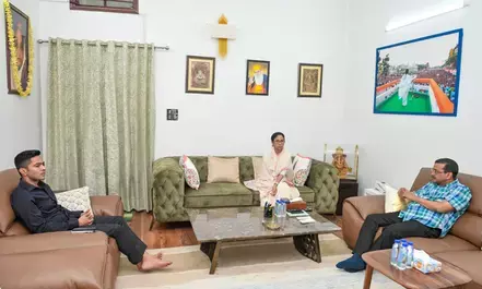 TMC संकट के बीच दिल्ली पहुंचीं ममता बनर्जी, INDIA ब्लॉक की बैठक में अभिषेक संग होंगी शामिल..क्या अपनी साख बचा पाएंगी ममता?