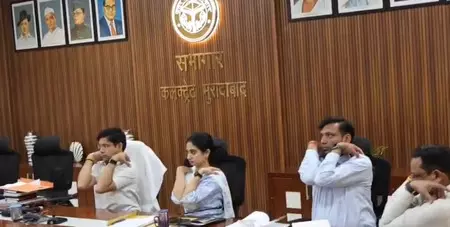बैठक में कुर्सियों पर बैठकर योग करते दिखे डीएम, एडीएम और सीडीओ, वीडियो हुआ वायरल बैठक में कुर्सियों पर बैठकर योग करते दिखे डीएम, एडीएम और सीडीओ, वीडियो हुआ वायरल