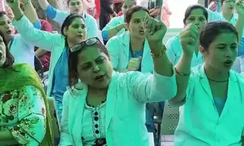 करनाल जिला अस्पताल की नर्सों की स्ट्राइक, हरियाणा महिला आयोग की अध्यक्ष को बर्खास्त करने की मांग करनाल जिला अस्पताल की नर्सों की स्ट्राइक, हरियाणा महिला आयोग की अध्यक्ष को बर्खास्त करने की मांग