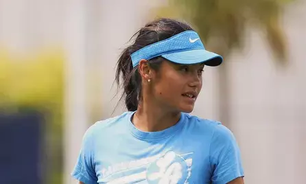 रादुकानू ने ब्लिंकोवा को 6-0, 6-3 से हराया, क्वींस के दूसरे राउंड में शानदार एंट्री रादुकानू ने ब्लिंकोवा को 6-0, 6-3 से हराया, क्वींस के दूसरे राउंड में शानदार एंट्री