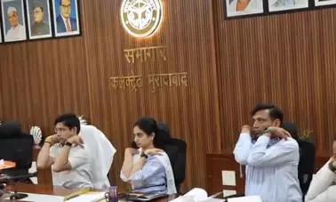 बैठक में कुर्सियों पर बैठकर योग करते दिखे डीएम, एडीएम और सीडीओ, वीडियो हुआ वायरल बैठक में कुर्सियों पर बैठकर योग करते दिखे डीएम, एडीएम और सीडीओ, वीडियो हुआ वायरल