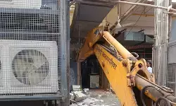 मुंबई में खुली जगह पर कब्जा करने वाले होटलों पर चला बीएमसी का बुलडोजर मुंबई में खुली जगह पर कब्जा करने वाले होटलों पर चला बीएमसी का बुलडोजर
