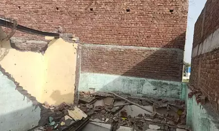 ग्रेटर नोएडा में तेज आंधी-तूफान का कहर, निर्माणाधीन मकान की दीवार गिरने से मची अफरा-तफरी ग्रेटर नोएडा में तेज आंधी-तूफान का कहर, निर्माणाधीन मकान की दीवार गिरने से मची अफरा-तफरी
