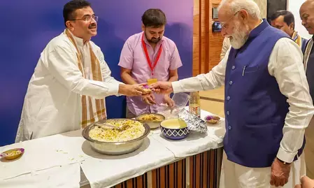 ये वाला खिलाओ..., बंगाल के सीएम सुवेंदु अधिकारी ने प्रधानमंत्री मोदी को खिलाई झालमुड़ी