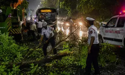 दिल्ली में आंधी-तूफान के बाद ट्रैफिक पुलिस ने रातभर चलाया राहत अभियान दिल्ली में आंधी-तूफान के बाद ट्रैफिक पुलिस ने रातभर चलाया राहत अभियान