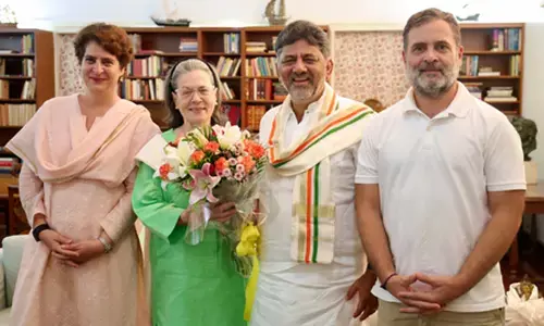 शिवकुमार ने सोनिया-राहुल और प्रियंका गांधी से की मुलाकात, आभार व्यक्त किया शिवकुमार ने सोनिया-राहुल और प्रियंका गांधी से की मुलाकात, आभार व्यक्त किया