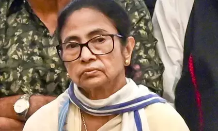 टीएमसी-कांग्रेस विलय की अटकलों के बीच ममता बनर्जी अकेले ही कोलकाता लौटीं टीएमसी-कांग्रेस विलय की अटकलों के बीच ममता बनर्जी अकेले ही कोलकाता लौटीं