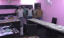 पश्चिम बंगाल में बड़ा एक्शन: प्राइवेट स्कूल परिसर से ₹1.44 करोड़ कैश जब्त, दो आरोपी गिरफ्तार