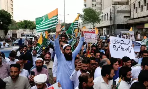 पाक अधिकृत कश्मीर में बढ़ा तनाव, विरोध प्रदर्शनों के बीच बाजार बंद; मानवाधिकारों को लेकर उठे सवाल पाक अधिकृत कश्मीर में बढ़ा तनाव, विरोध प्रदर्शनों के बीच बाजार बंद; मानवाधिकारों को लेकर उठे सवाल