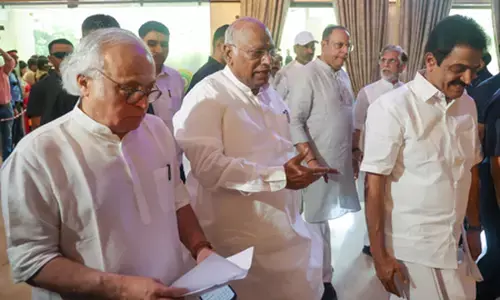 कांग्रेस की बड़ी बैठक आज, खड़गे ने विपक्षी एकता पर दिया जोर कांग्रेस की बड़ी बैठक आज, खड़गे ने विपक्षी एकता पर दिया जोर