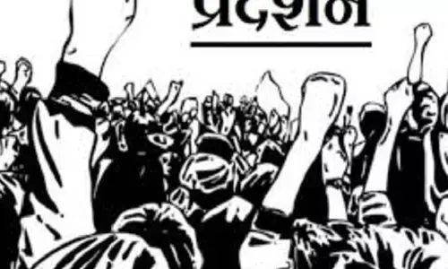 विद्याचरण की मूर्ति उपेक्षित, गुस्साए कांग्रेसियों ने किया प्रदर्शन