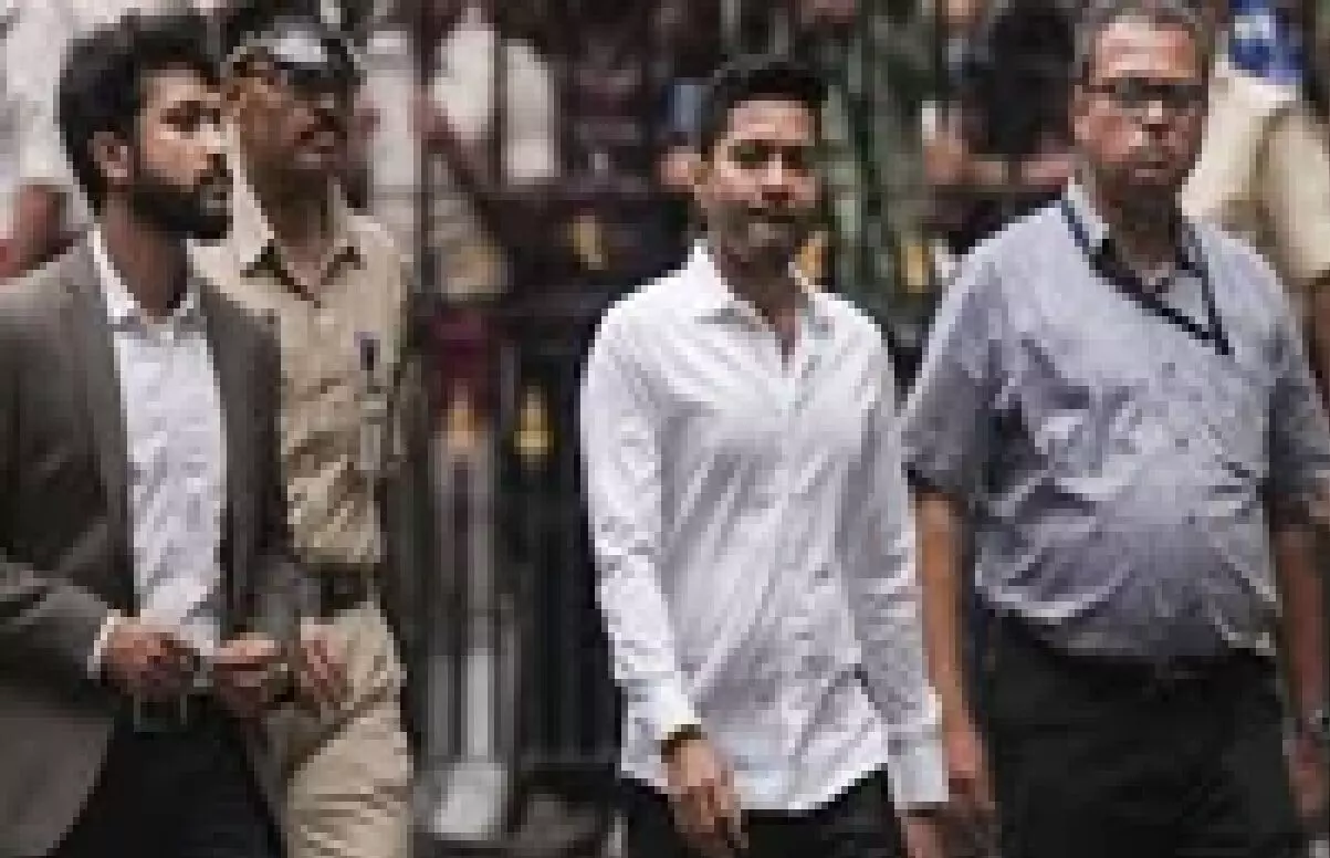 अभिषेक बनर्जी से 6 घंटे तक सीआईडी की पूछताछ, फर्जी हस्ताक्षर केस में बढ़ीं टीएमसी नेता की मुश्किलें अभिषेक बनर्जी से 6 घंटे तक सीआईडी की पूछताछ, फर्जी हस्ताक्षर केस में बढ़ीं टीएमसी नेता की मुश्किलें
