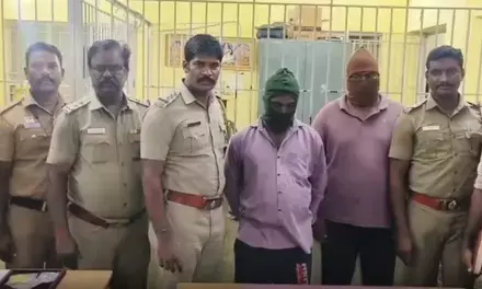 तमिलनाडु: अंबूर में सिलसिलेवार चोरी की वारदात का खुलासा, दो आरोपी गिरफ्तार; सोना-चांदी बरामद तमिलनाडु: अंबूर में सिलसिलेवार चोरी की वारदात का खुलासा, दो आरोपी गिरफ्तार; सोना-चांदी बरामद
