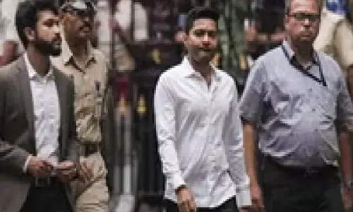 अभिषेक बनर्जी से 6 घंटे तक सीआईडी की पूछताछ, फर्जी हस्ताक्षर केस में बढ़ीं टीएमसी नेता की मुश्किलें अभिषेक बनर्जी से 6 घंटे तक सीआईडी की पूछताछ, फर्जी हस्ताक्षर केस में बढ़ीं टीएमसी नेता की मुश्किलें