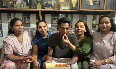 छोले कुलचे बेचने वाले का बेटा अब टीम इंडिया के लिए लगाएगा चौके-छक्के, अंडर-19 क्रिकेट टीम में अर्जुन का चयन छोले कुलचे बेचने वाले का बेटा अब टीम इंडिया के लिए लगाएगा चौके-छक्के, अंडर-19 क्रिकेट टीम में अर्जुन का चयन