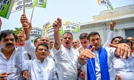 मीनाक्षी नटराजन का नामांकन रद्द होने पर उग्र हुई कांग्रेस; जीतू पटवारी का बड़ा बयान— हम गिरफ्तारी देने को तैयार हैं मीनाक्षी नटराजन का नामांकन रद्द होने पर उग्र हुई कांग्रेस; जीतू पटवारी का बड़ा बयान— हम गिरफ्तारी देने को तैयार हैं