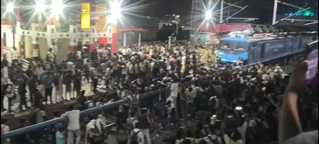 परीक्षा स्पेशल ट्रेन में हंगामा : पाटलिपुत्र स्टेशन पर तोड़फोड़, पुलिस की हवाई फायरिंग परीक्षा स्पेशल ट्रेन में हंगामा : पाटलिपुत्र स्टेशन पर तोड़फोड़, पुलिस की हवाई फायरिंग