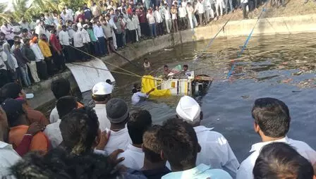 महाराष्ट्र: सोलापुर में बड़ा हादसा, कुएं में टेम्पो गिरने से 14 लोगों की मौत से मचा कोहराम, पुलिस और प्रशासन की टीम मौके पर राहत कार्य में जुटी महाराष्ट्र: सोलापुर में बड़ा हादसा, कुएं में टेम्पो गिरने से 14 लोगों की मौत से मचा कोहराम, पुलिस और प्रशासन की टीम मौके पर राहत कार्य में जुटी