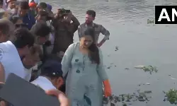 “स्वच्छ यमुना मेरा कर्तव्य” : रेखा गुप्ता-मल्होत्रा समेत भाजपा नेताओं का श्रमदान “स्वच्छ यमुना मेरा कर्तव्य” : रेखा गुप्ता-मल्होत्रा समेत भाजपा नेताओं का श्रमदान