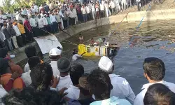 महाराष्ट्र: सोलापुर में बड़ा हादसा, कुएं में टेम्पो गिरने से 8 लोगों की मौत से मचा कोहराम, पुलिस और प्रशासन की टीम मौके पर राहत कार्य में जुटी महाराष्ट्र: सोलापुर में बड़ा हादसा, कुएं में टेम्पो गिरने से 8 लोगों की मौत से मचा कोहराम, पुलिस और प्रशासन की टीम मौके पर राहत कार्य में जुटी