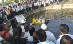 महाराष्ट्र के सोलापुर में सड़क किनारे बने कुएं में गिरी वैन, 8 लोगों की मौत