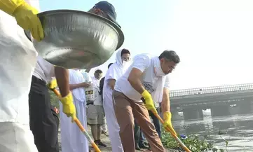 यमुना सफाई अभियान में शामिल हुए मंत्री प्रवेश वर्मा और वीरेंद्र सचदेवा, कहा- यमुना को स्वच्छ बनाने में कोई कसर नहीं छोड़ेंगे