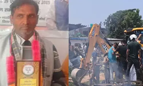 देहरादून में युवक की पीट-पीटकर हत्या के बाद बवाल, आरोपी के मकान पर चला बुलडोजर, इलाके में भारी तनाव देहरादून में युवक की पीट-पीटकर हत्या के बाद बवाल, आरोपी के मकान पर चला बुलडोजर, इलाके में भारी तनाव