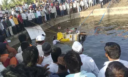 महाराष्ट्र: सोलापुर में बड़ा हादसा, कुएं में टेम्पो गिरने से 14 लोगों की मौत से मचा कोहराम, पुलिस और प्रशासन की टीम मौके पर राहत कार्य में जुटी
