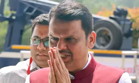 सोलापुर में भीषण सड़क हादसा, कुएं में पिकअप वैन गिरने से आठ की मौत, सीएम फडणवीस ने जताया दुख सोलापुर में भीषण सड़क हादसा, कुएं में पिकअप वैन गिरने से आठ की मौत, सीएम फडणवीस ने जताया दुख