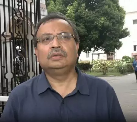 कुणाल घोष पर फेंका गया अंडा, युवक का आरोप- उन्होंने हमारे साथ बहुत ज्यादतियां की हैं कुणाल घोष पर फेंका गया अंडा, युवक का आरोप- उन्होंने हमारे साथ बहुत ज्यादतियां की हैं