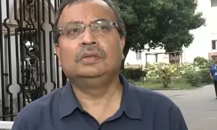 कुणाल घोष पर फेंका गया अंडा, युवक का आरोप- उन्होंने हमारे साथ बहुत ज्यादतियां की हैं कुणाल घोष पर फेंका गया अंडा, युवक का आरोप- उन्होंने हमारे साथ बहुत ज्यादतियां की हैं