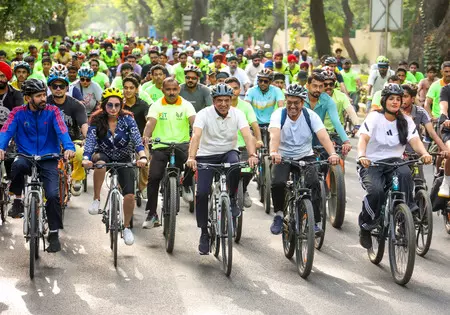 अंतरराष्ट्रीय योग दिवस से पहले मुंबई के वर्ली समुद्र तट पर फिट इंडिया साइक्लोथॉन का आयोजन अंतरराष्ट्रीय योग दिवस से पहले मुंबई के वर्ली समुद्र तट पर फिट इंडिया साइक्लोथॉन का आयोजन