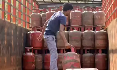 भारत में रसोई गैस की कीमतों पर नियंत्रण जरूरी भारत में रसोई गैस की कीमतों पर नियंत्रण जरूरी