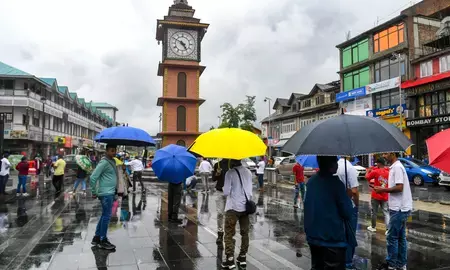 कश्मीर में तेज हवाएं और ओलावृष्टि, सोपोर में कई घरों की छतें उड़ीं कश्मीर में तेज हवाएं और ओलावृष्टि, सोपोर में कई घरों की छतें उड़ीं