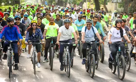 अंतरराष्ट्रीय योग दिवस से पहले मुंबई के वर्ली समुद्र तट पर फिट इंडिया साइक्लोथॉन का आयोजन अंतरराष्ट्रीय योग दिवस से पहले मुंबई के वर्ली समुद्र तट पर फिट इंडिया साइक्लोथॉन का आयोजन