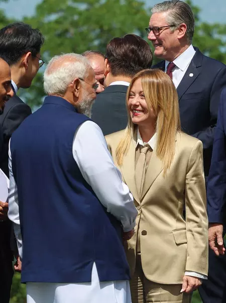 जी-7 समिट के दौरान पीएम मोदी ने राष्ट्रपति मैक्रों को कहा धन्यवाद जी-7 समिट के दौरान पीएम मोदी ने राष्ट्रपति मैक्रों को कहा धन्यवाद
