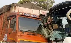 गुजरात के वडोदरा में भीषण सड़क हादसा, बस-ट्रक की टक्कर में 8 लोगों की मौत, 25 से ज्यादा घायल