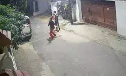 रांची में आरएसएस कार्यालय पर पेट्रोल बम हमला, सीसीटीवी में कैद हुए संदिग्ध; जांच में जुटी पुलिस रांची में आरएसएस कार्यालय पर पेट्रोल बम हमला, सीसीटीवी में कैद हुए संदिग्ध; जांच में जुटी पुलिस