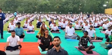 गुजरात में किया गया अंतरराष्ट्रीय योग दिवस का भव्य आयोजन गुजरात में किया गया अंतरराष्ट्रीय योग दिवस का भव्य आयोजन