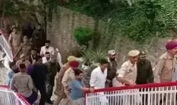 कड़ी सुरक्षा के बीच अक्षय कुमार ने किये वैष्णो देवी मंदिर में पूजा पाठ कड़ी सुरक्षा के बीच अक्षय कुमार ने किये वैष्णो देवी मंदिर में पूजा पाठ