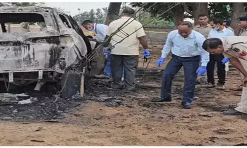 छत्तीसगढ़ में बर्बर वारदात, भाजपा के पूर्व पंचायत अध्यक्ष समेत तीन लोगों को कार में जिंदा जलाया छत्तीसगढ़ में बर्बर वारदात, भाजपा के पूर्व पंचायत अध्यक्ष समेत तीन लोगों को कार में जिंदा जलाया