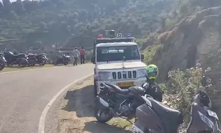 हिमाचल प्रदेश के चंबा जिले में एसयूवी खाई में गिरी, तीन महिलाओं समेत 7 की मौत..राहत और बचाव कार्य जारी हिमाचल प्रदेश के चंबा जिले में एसयूवी खाई में गिरी, तीन महिलाओं समेत 7 की मौत..राहत और बचाव कार्य जारी